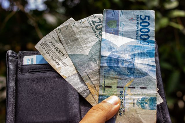 Hukum menerima uang kembalian lebih