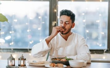 Hukum Makan Tidak Pakai Baju dan Adab dalam Islam Hukum makan tidak pakai baju