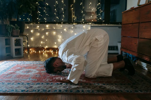 Sisa kencing keluar saat Shalat