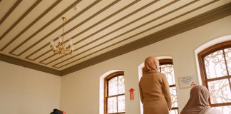 Sisa kencing keluar saat Shalat