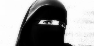 Kajian Islam: Batalkah Shalat Wanita Yang Terlihat Rambutnya?