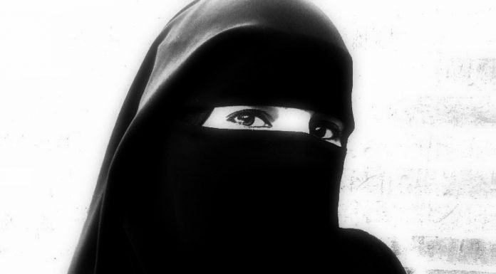 Kajian Islam: Batalkah Shalat Wanita Yang Terlihat Rambutnya?