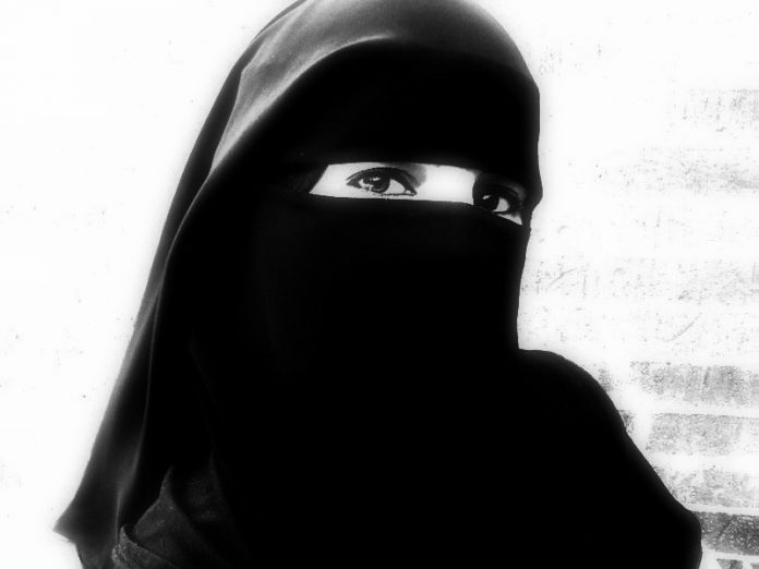 Kajian Islam: Batalkah Shalat Wanita Yang Terlihat Rambutnya?