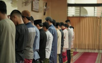 orang yang salat tapi celaka