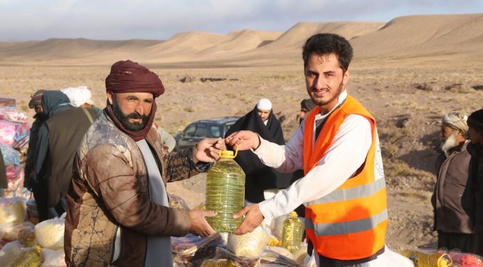 Memudahkan urusan orang lain