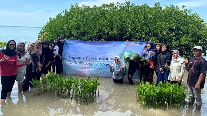 IPPNU menebarkan ikan hias