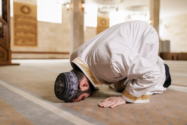 2. Najis Dipakai Saat Shalat (1) najis dipakai saat shalat