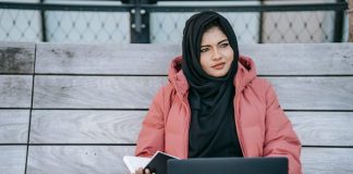 adab bermasyarakat di era modern