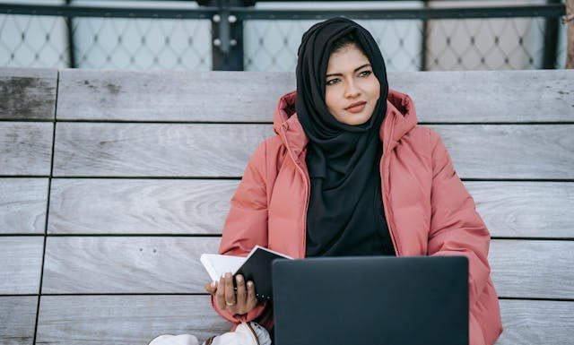 adab bermasyarakat di era modern