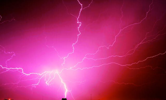 Apakah petir menyambar setan