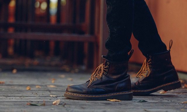 memakai sepatu kulit babi