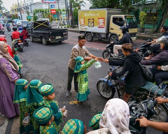 Wakaf Uang Apakah Sama dengan Sedekah? Ini Perbedaan yang Wajib Dipahami Wakaf uang apakah sama dengan sedekah