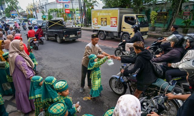 Wakaf Uang Apakah Sama dengan Sedekah? Ini Perbedaan yang Wajib Dipahami Wakaf uang apakah sama dengan sedekah