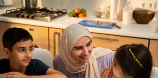 Cara Mengajarkan Anak Menghormati Sesama dalam Islam Cara Mengajarkan Anak Menghormati Sesama