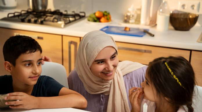 Cara Mengajarkan Anak Menghormati Sesama dalam Islam Cara Mengajarkan Anak Menghormati Sesama