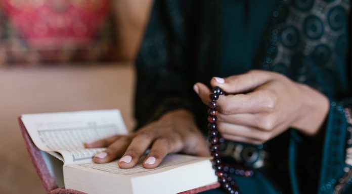 baca Al Qur’an sambil minum kopi