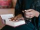 Apa Hukumnya Baca Al Qur’an Sambil Minum Kopi Menurut Islam? baca Al Qur’an sambil minum kopi