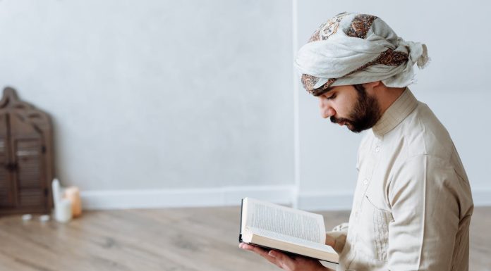 Bolehkan Membaca Al Qur’an Tanpa Suara? Ini Penjelasannya membaca Al Qur’an tanpa suara