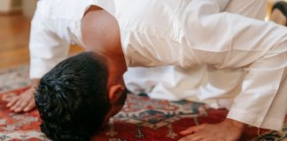 apakah boleh makan di atas sajadah