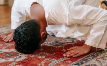 apakah boleh makan di atas sajadah