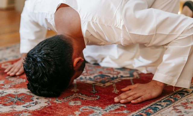 apakah boleh makan di atas sajadah