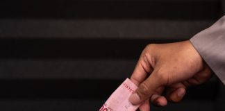 Apakah mengungkit kebaikan menghapus pahala
