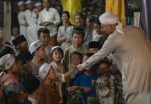 Apakah mengungkit kebaikan menghapus pahala
