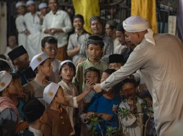 Apakah mengungkit kebaikan menghapus pahala