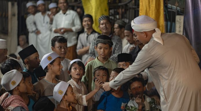 Apakah mengungkit kebaikan menghapus pahala