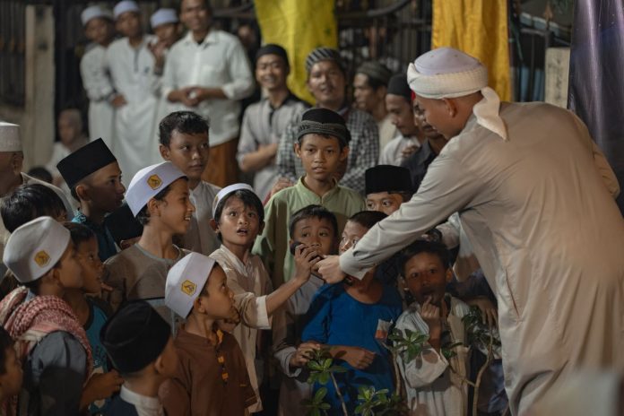 Apakah mengungkit kebaikan menghapus pahala