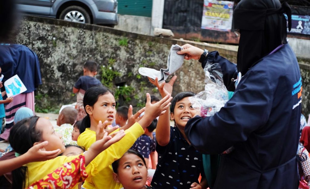 Apakah mengungkit kebaikan menghapus pahala