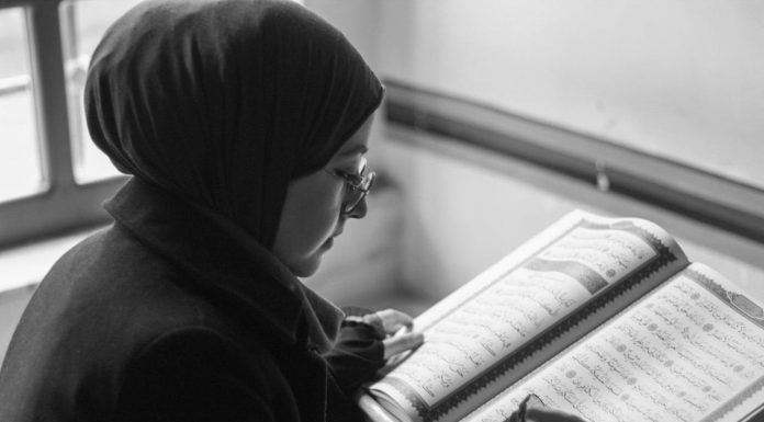 Bolehkan Membuka Al Qur’an Secara Acak? membuka Al Qu’ran secara acak