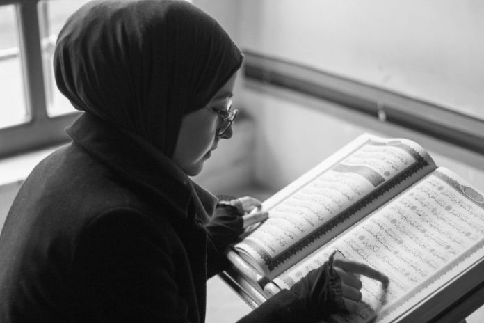 membuka Al Qu’ran secara acak