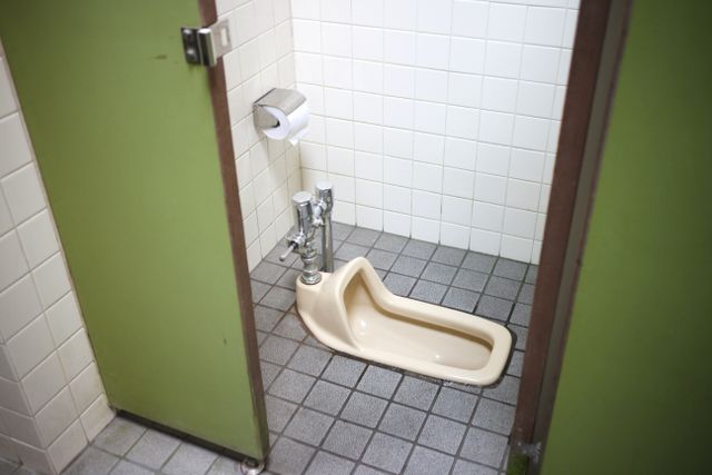 adab menggunakan toilet umum