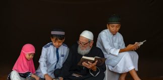 Hidup di lingkungan beda agama