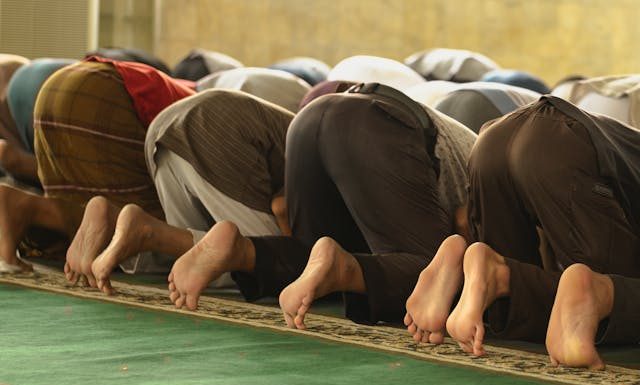 Hukum Berdiri Lagi Setelah Duduk Tasyahud Awal untuk Imam hukum berdiri lagi setelah duduk tasyahud awal