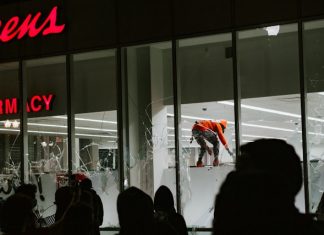 penjarahan minimarket di Sibolga