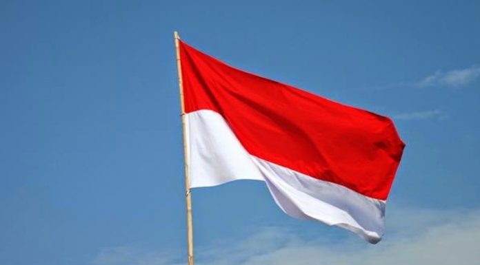4 Mahasiswa Turunkan Bendera 1