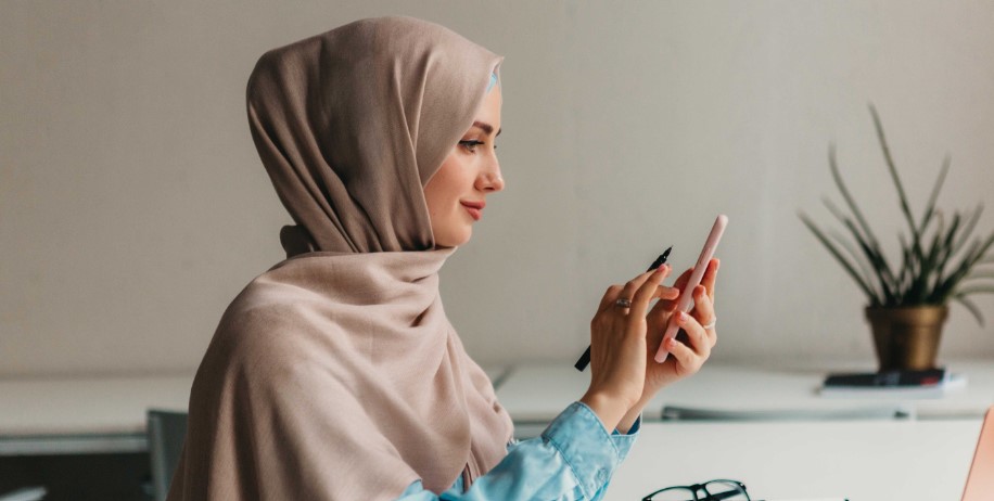 4 macam jilbab yang tidak boleh dipakai muslimah