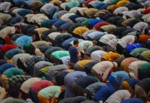 hukum lupa jumlah rakaat saat shalat