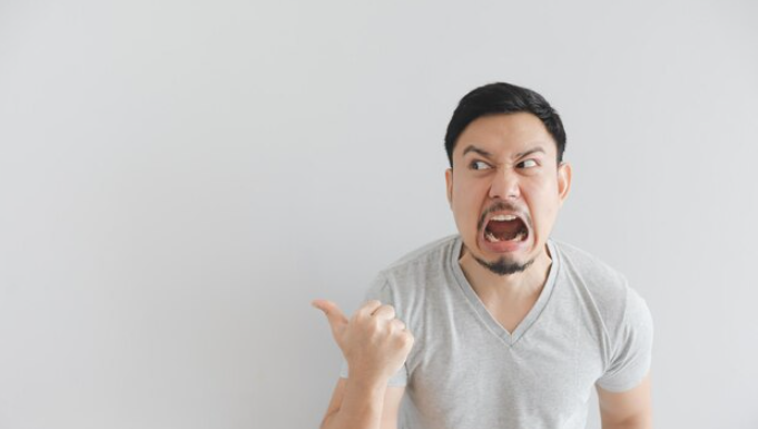 hukum membuat orang marah
