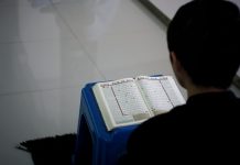 Mendengar ayat Al-Qur’an