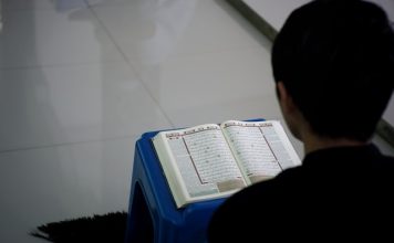 Mendengar ayat Al-Qur’an