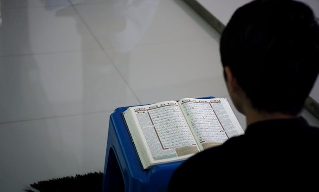 Mendengar ayat Al-Qur’an