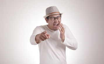 Menghadapi Celaan Orang Lain dengan Sikap Bijak yang Islam Ajarkan Menghadapi celaan orang lain
