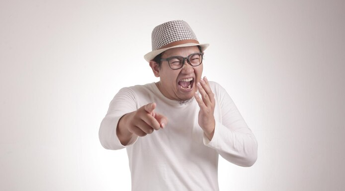 Menghadapi Celaan Orang Lain dengan Sikap Bijak yang Islam Ajarkan Menghadapi celaan orang lain