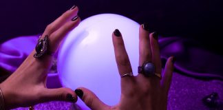 Kesesatan dukun dan paranormal