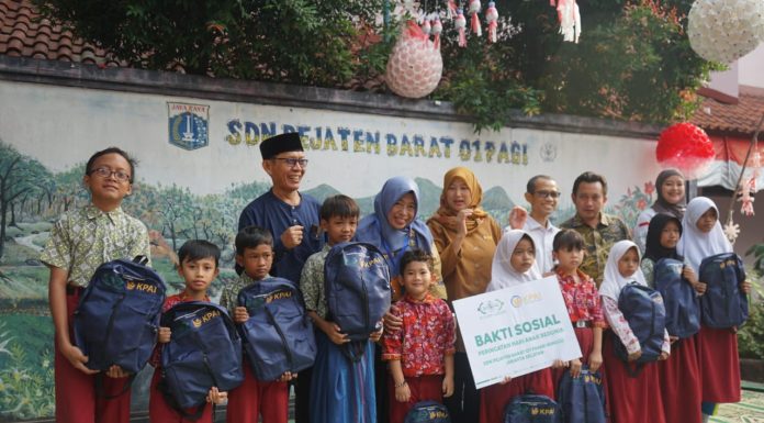 NU Care-LAZISNU Bersama KPAI Bagikan Peralatan Sekolah NU Care-LAZISNU bersama KPAI