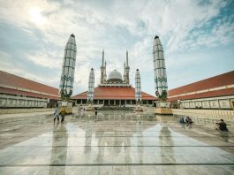 Adab menjaga kebersihan masjid