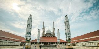 Adab menjaga kebersihan masjid